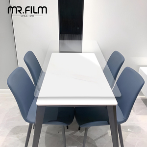 فيلم لحماية أثاث طاولة الطعام