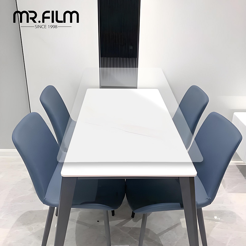 فيلم لحماية أثاث طاولة الطعام